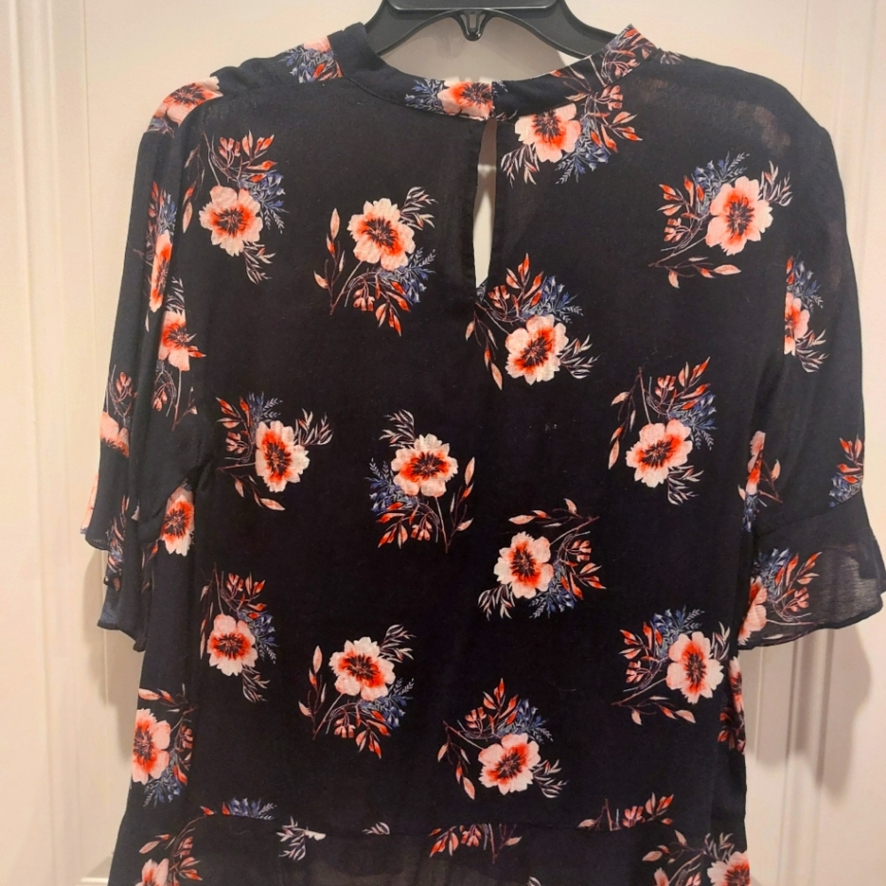 Very pretty black floral spring/summer blouse.